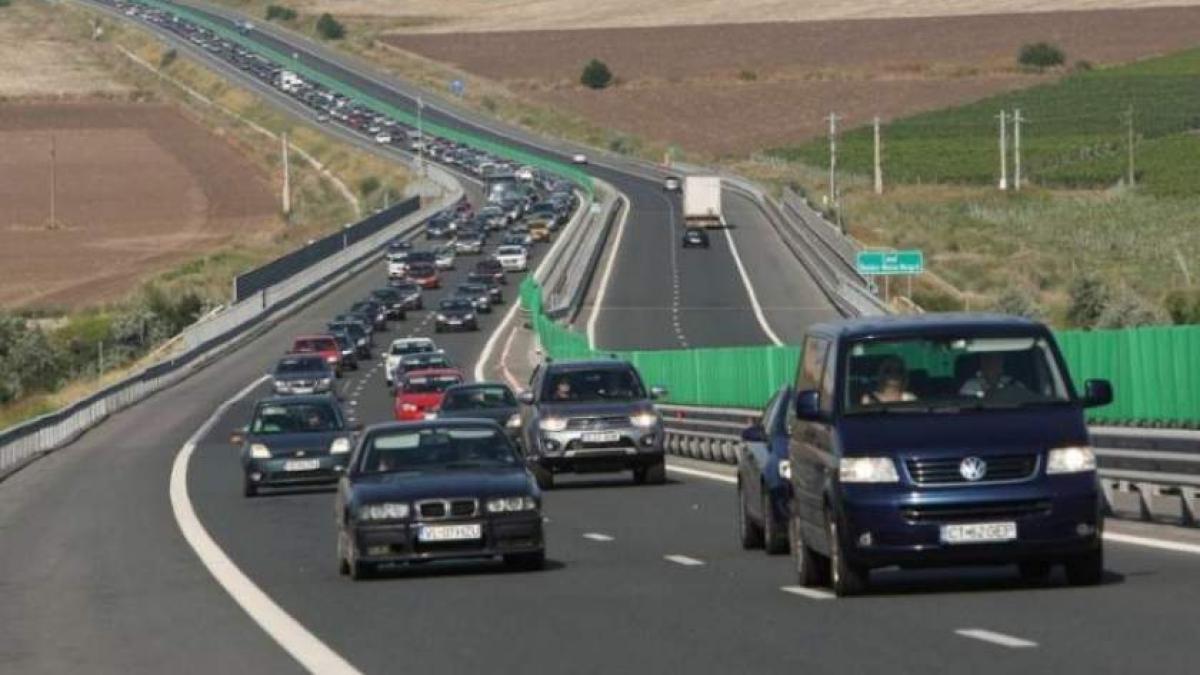 Trafic intens pe Autostrada Soarelui, spre litoral. Se circulă în coloană pe unele porțiuni 