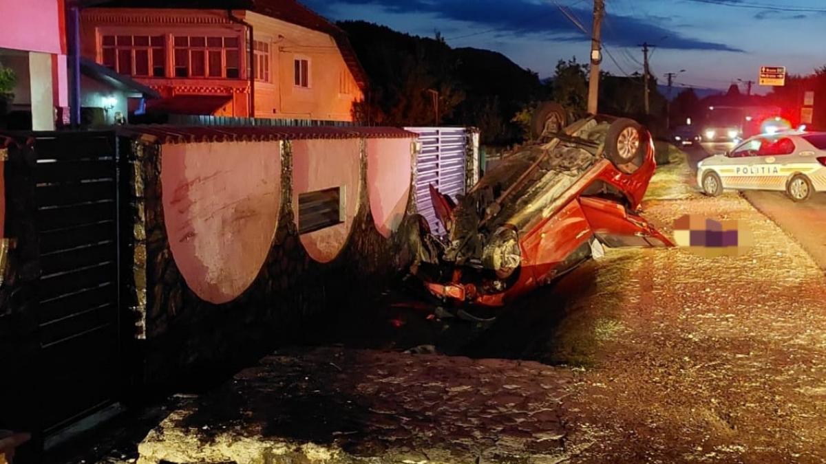 Accident grav în Câmpulung. O mașină s-a răsturnat și apoi a luat foc. Un mort și doi răniți