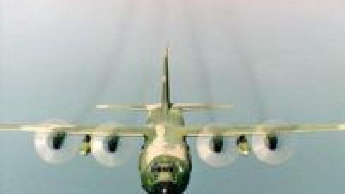 Avioanele NATO decolează goale de la Kabul. Sute de locuri libere, mii de afgani abandonați