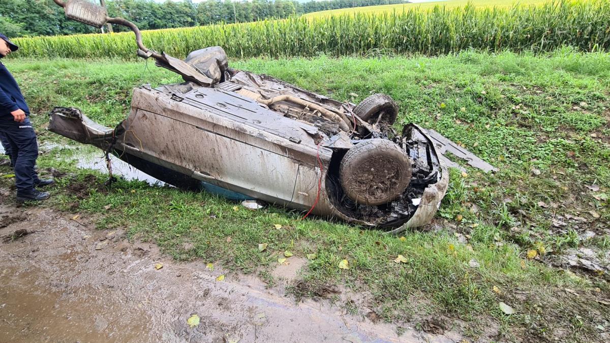 Accident teribil în Iași: O mașină s-a înfipt într-un cap de pod și s-a rupt în două. Jumătate din maşină, aruncată pe partea opusă a şoselei