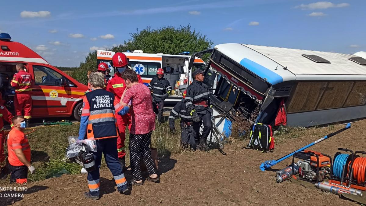 Accident grav la Bihor. Un autobuz cu 21 de pasageri s-a răsturnat
