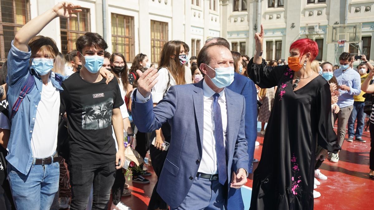 VIDEO Deschiderea noului an școlar: Florin Cîțu a cântat și a dansat la Colegiul "Gheorghe Lazăr" din Capitală
