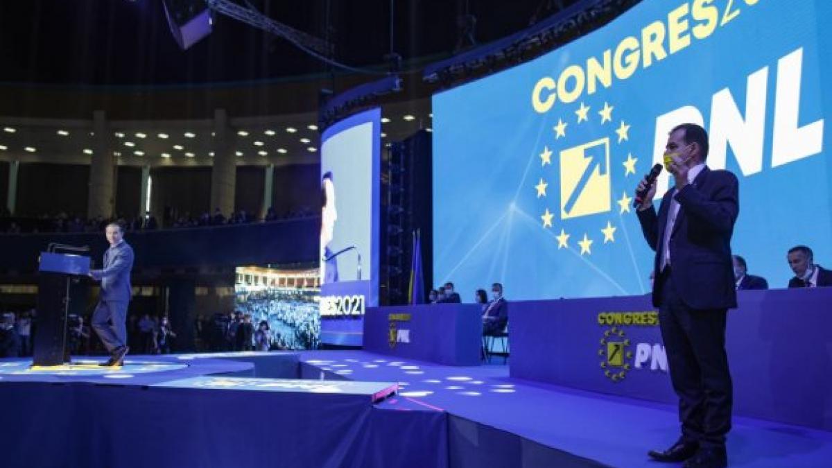 Congresul PNL: Jigniri, huiduieli, demisii, mici și bere