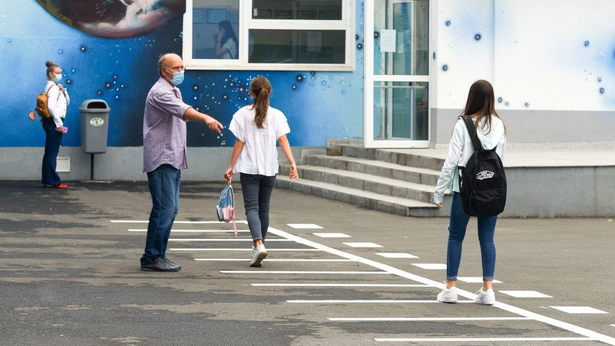 Senatul a adoptat proiectul de lege privind accesul elevilor în curțile școlilor