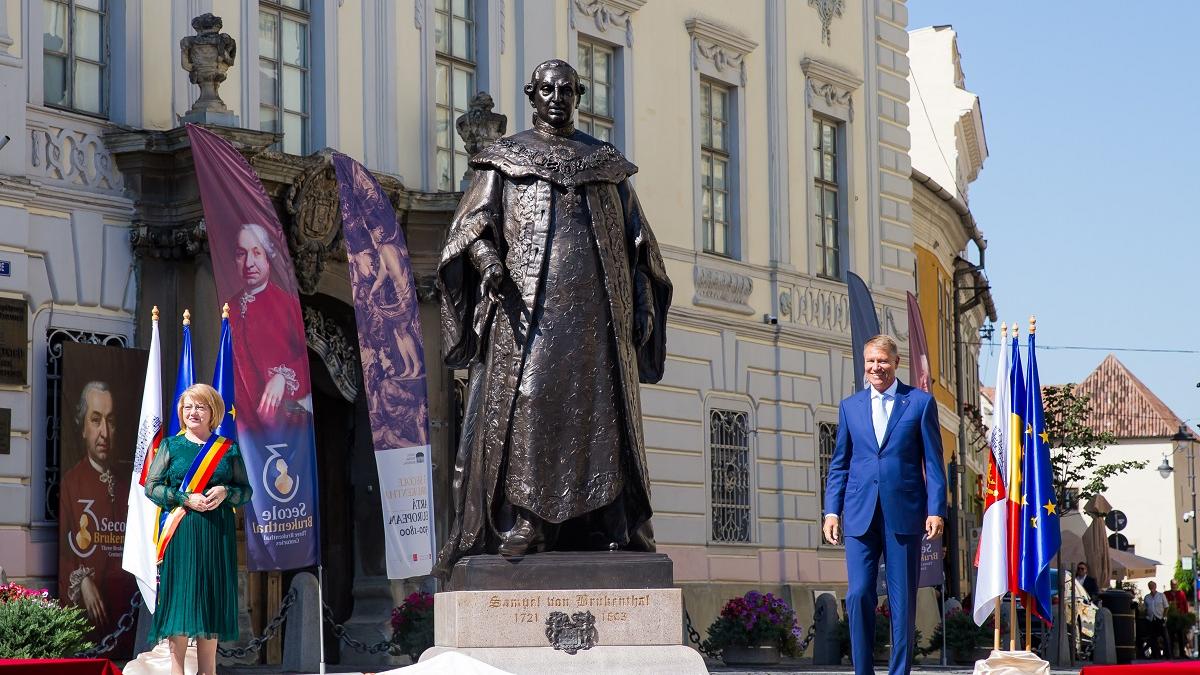 Un bărbat a aruncat cu vopsea pe statuia lui Samuel von Brukenthal din Sibiu