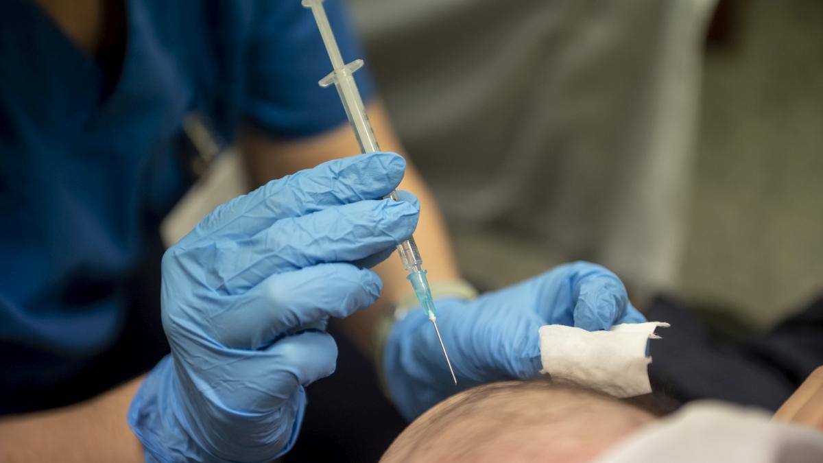 Inițiativă inedită la Iași pentru stimularea vaccinării. Parcare gratuită la aeroport