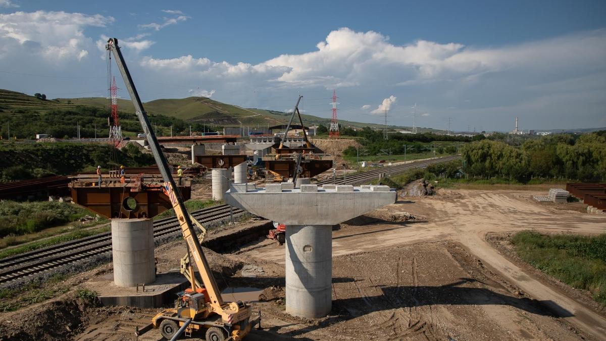 Autostrada Unirii: Guvernul face lucruri trăsnite, parlamentarii votează imposibilul și Iohannis semnează ca primarul