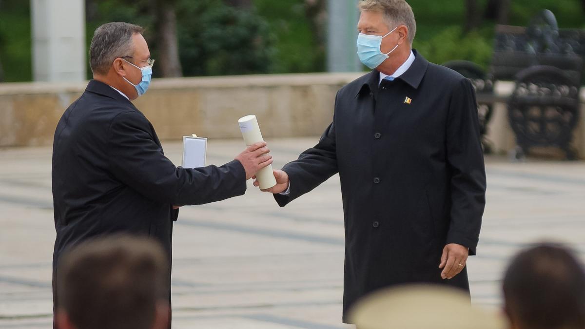 Nicolae Ciucă, un premier de patru stele, scos din capacele de la sticlele de apă