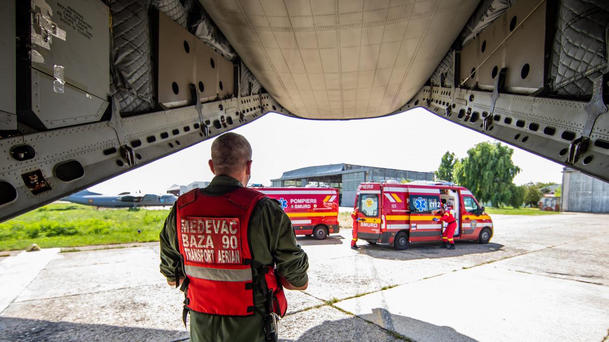 Trei pacienţi COVID-19, transferaţi cu avionul în Polonia, al patrulea a murit la aeroport