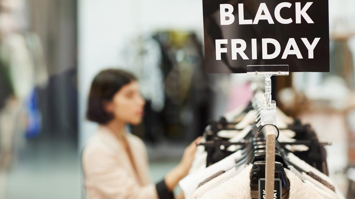 ANPC: Cumpărătorii trebuie să se informeze şi să acorde atenţie tuturor detaliilor în perioada reducerilor de Black Friday