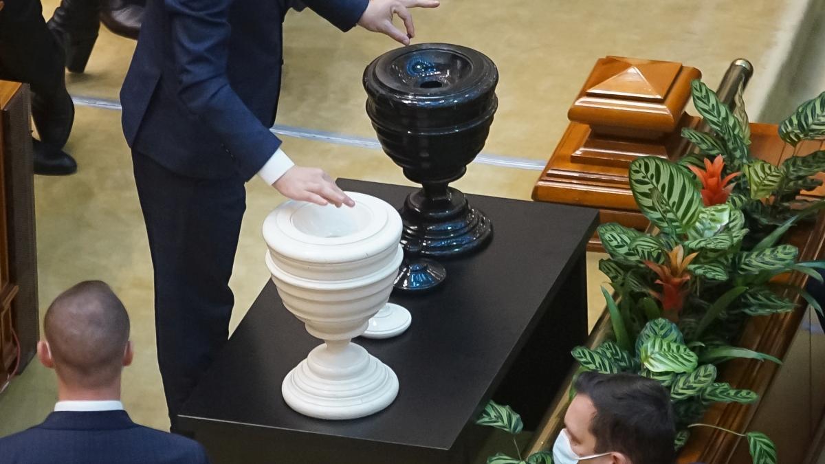 Generalul Ciucă se prezintă în fața Parlamentului cu un deficit de 84 de voturi. Liderul UDMR vorbește despre anticipate