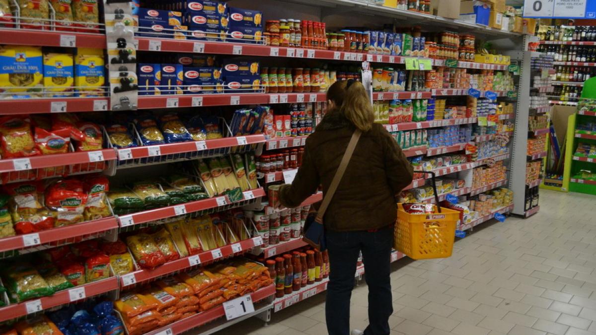 Noi nereguli în marile magazine din București: comisarii au găsit alimente mucegăite și mizerie