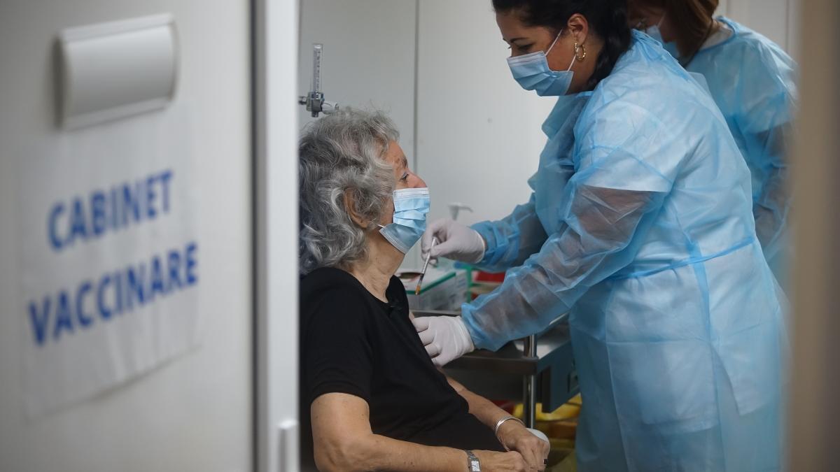 Medic, despre vaccin: Nu conține nici virus viu, nici virus mort. ARN mesager n-are de-a face cu ADN