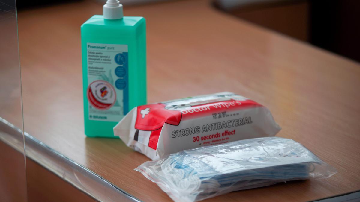 Directori de școală, în căutare de sponsori pentru măști și dezinfectanți