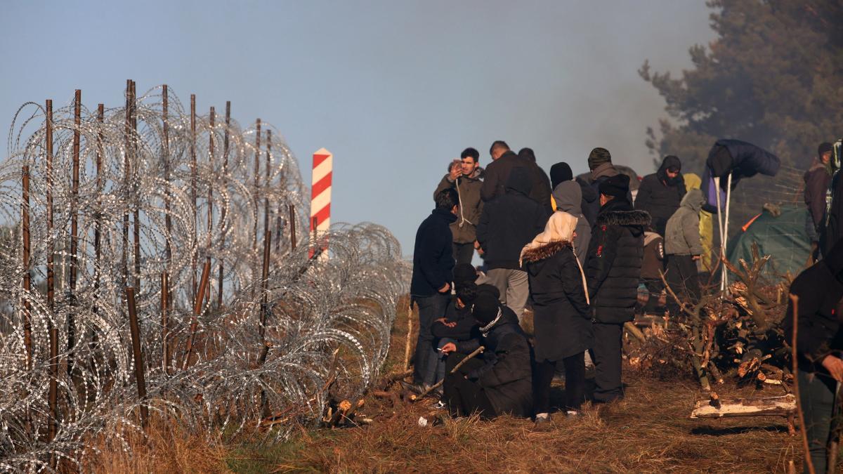 Autorităţile din Belarus au început să evacueze imigranţii din apropierea frontierei cu Polonia