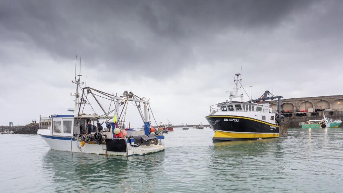 Pescarii francezi blochează tunelul de sub Canalul Mânecii și portul Calais