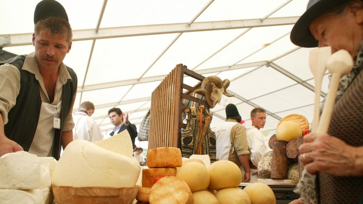 Producția agriculturii montane, greu de coborât în magazine