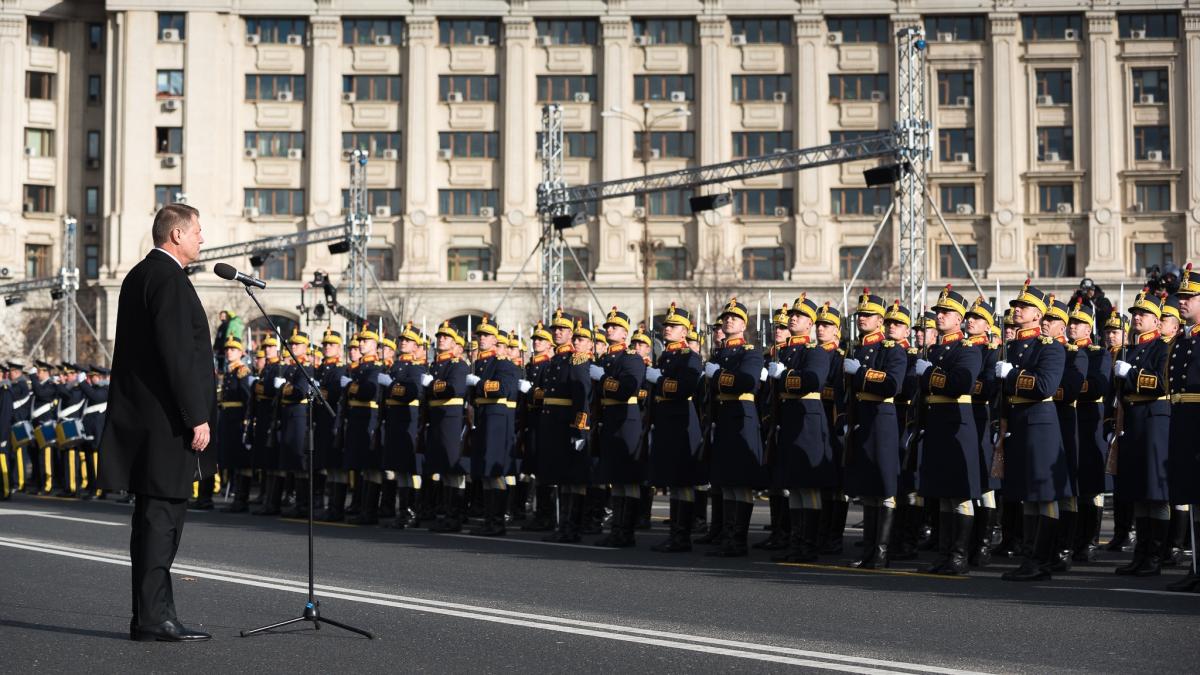 După opt ani de război, ceremonia destinată celebrării Marii Uniri l-a așezat pe președinte „de aceeași baricadă”, la o cupă de șampanie, cu inamicul