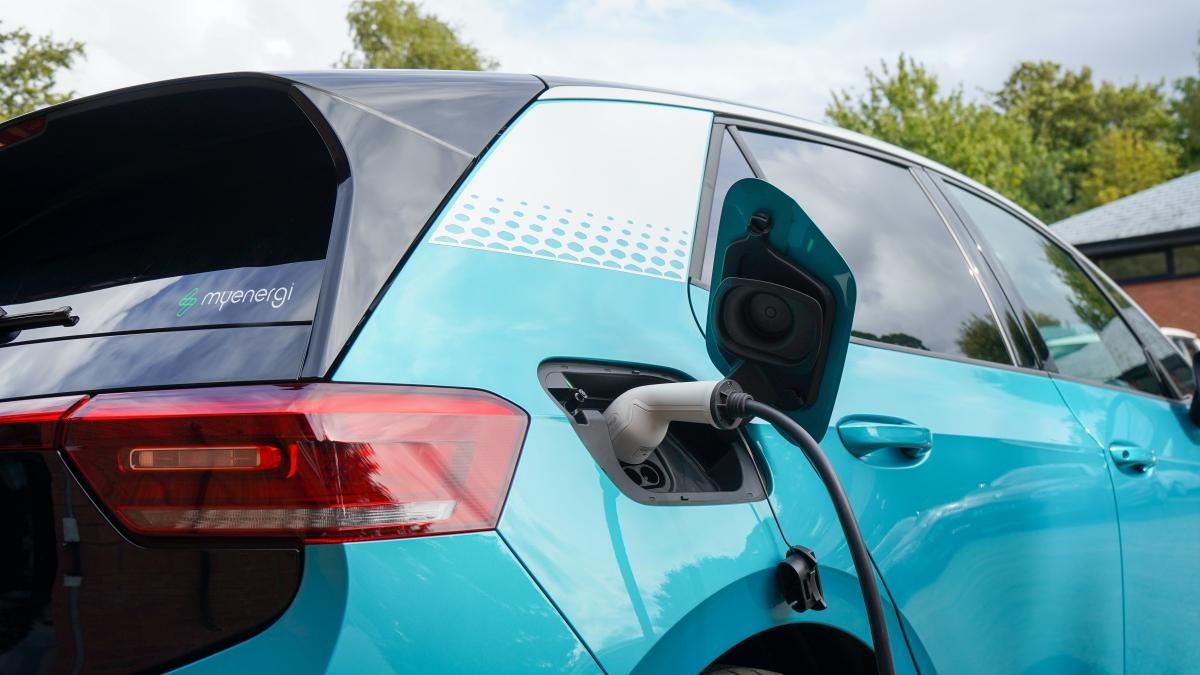 Încărcare electrică în benzinării, planul pentru următorul deceniu. Una din cinci mașini va fi electrică până în 2030