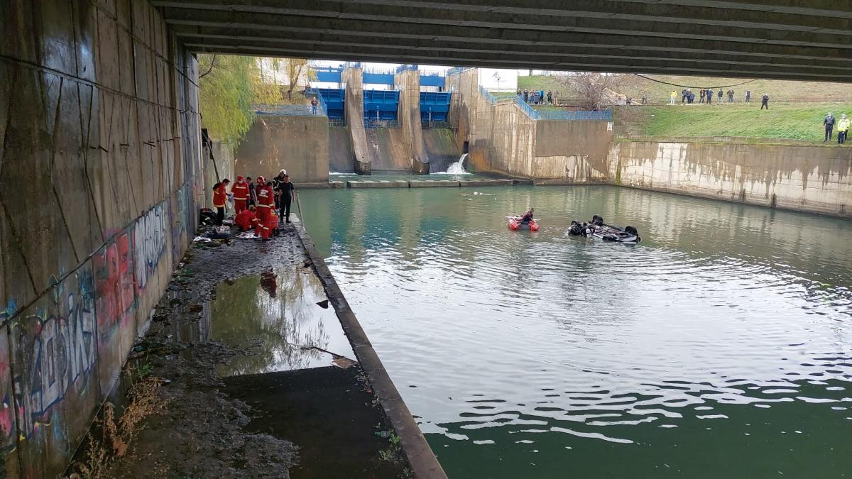 Bărbatul care a plonjat cu mașina în râul Dâmbovița a murit