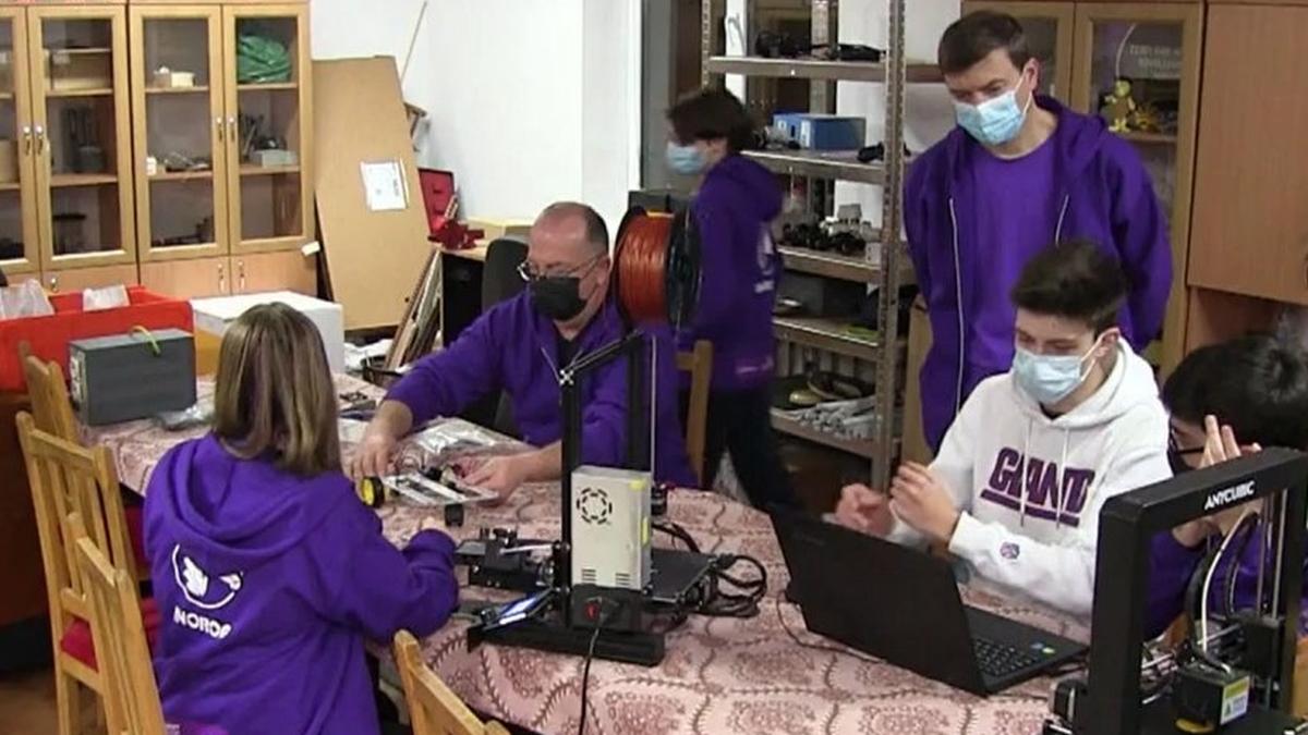 Un robot care ucide bacteriile şi viruşii a fost creat de elevii unui colegiu din Bârlad. Eficienţa sa este de 99%