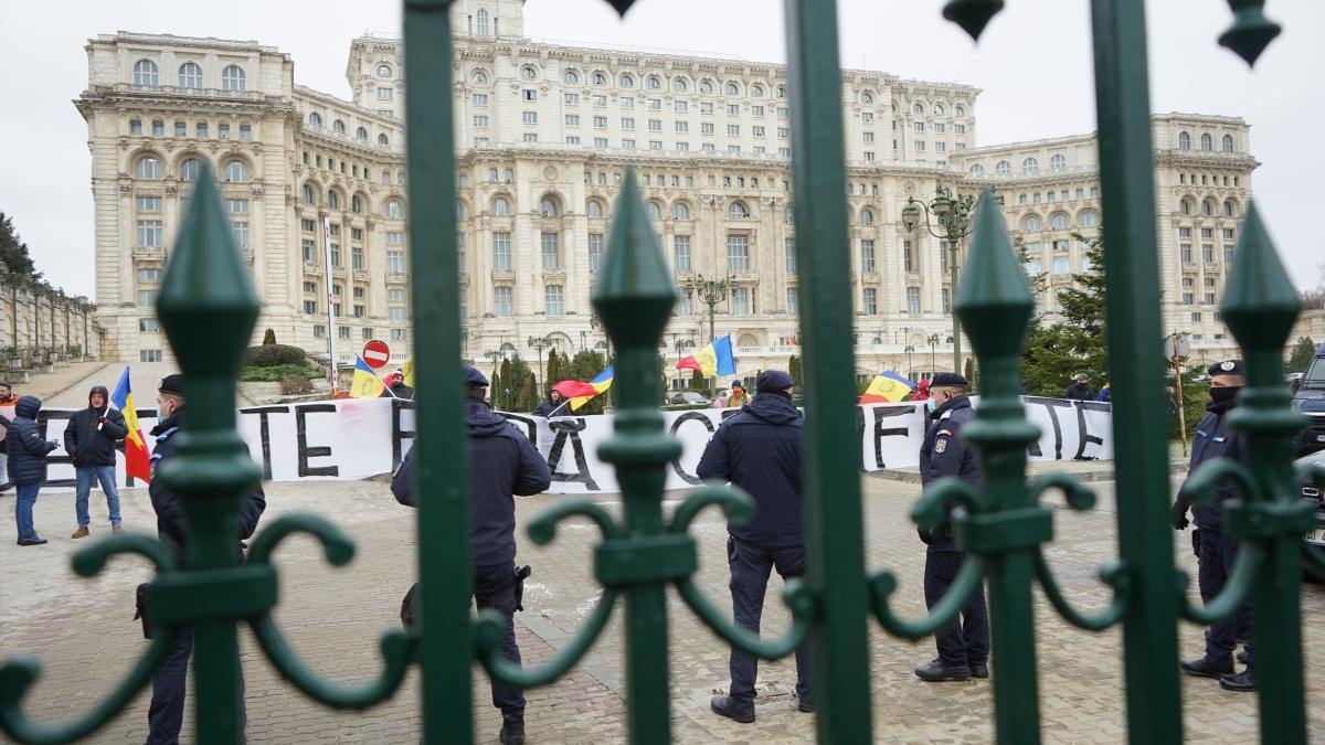 Câteva sute de protestatari împotriva certificatului verde au ajuns în faţa Guvernului