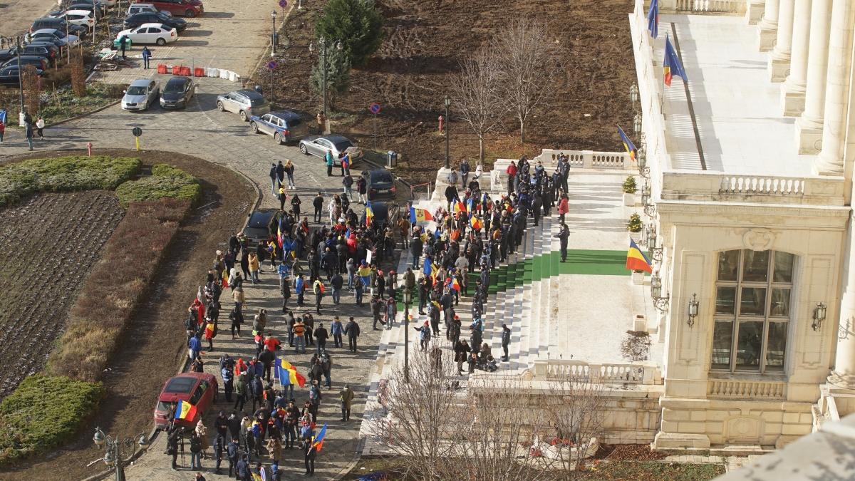 Mașinile ambasadorilor Japoniei și SUA în România au fost vandalizate în curtea Senatului - surse