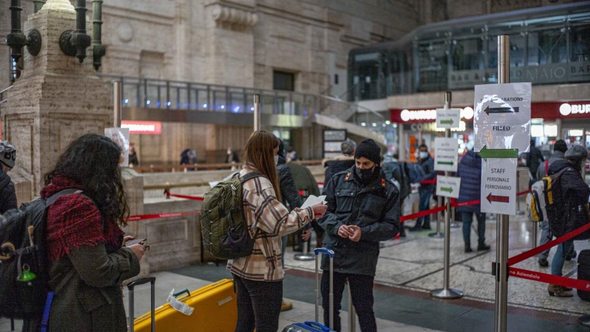 Circa 290.000 de persoane au completat formularul digital pentru intrarea în România