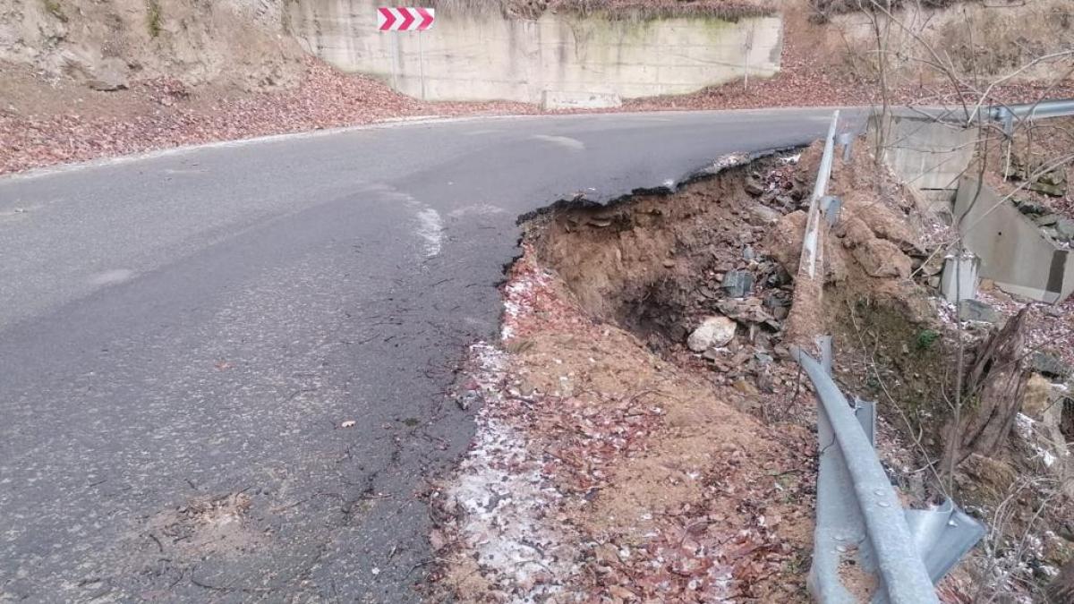 O porțiune a unui drum județean din Alba s-a surpat din cauza ploilor