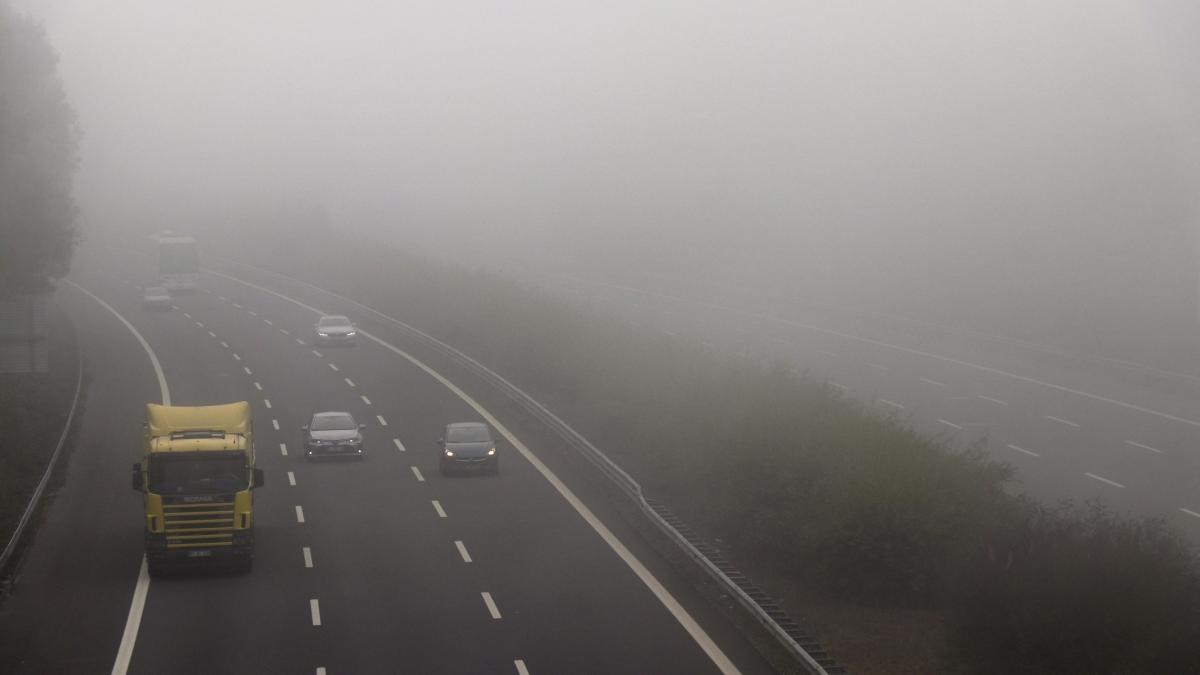Infotrafic. Vizibilitate redusă pe A1, A2 și A3. Restricții pe A1 Sibiu-Deva din cauza unui TIR care a luat foc