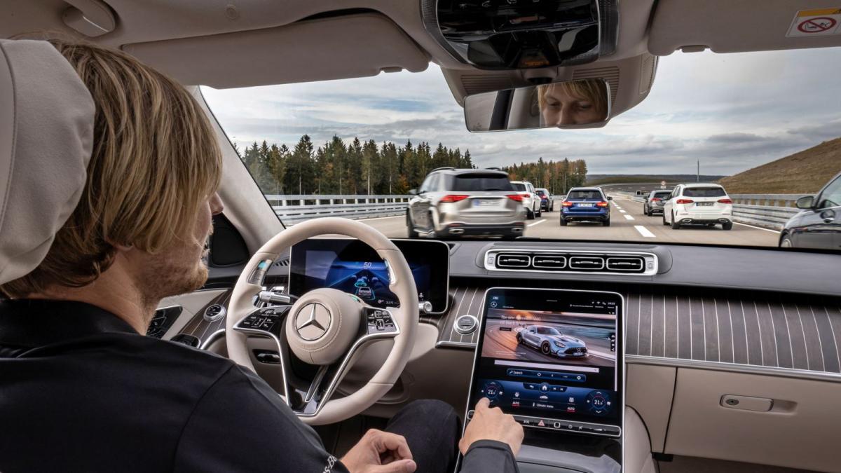 Tesla recheamă 475.000 de maşini, în SUA, pentru remedierea unor defecţiuni