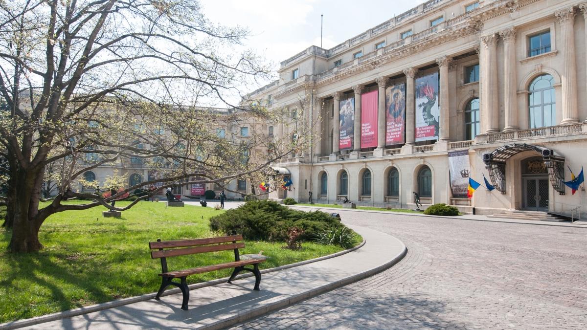 O nouă alertă de securitate în București. Un italian a sărit gardul unui muzeu, în noaptea de Revelion. A fost prins de jandarmi