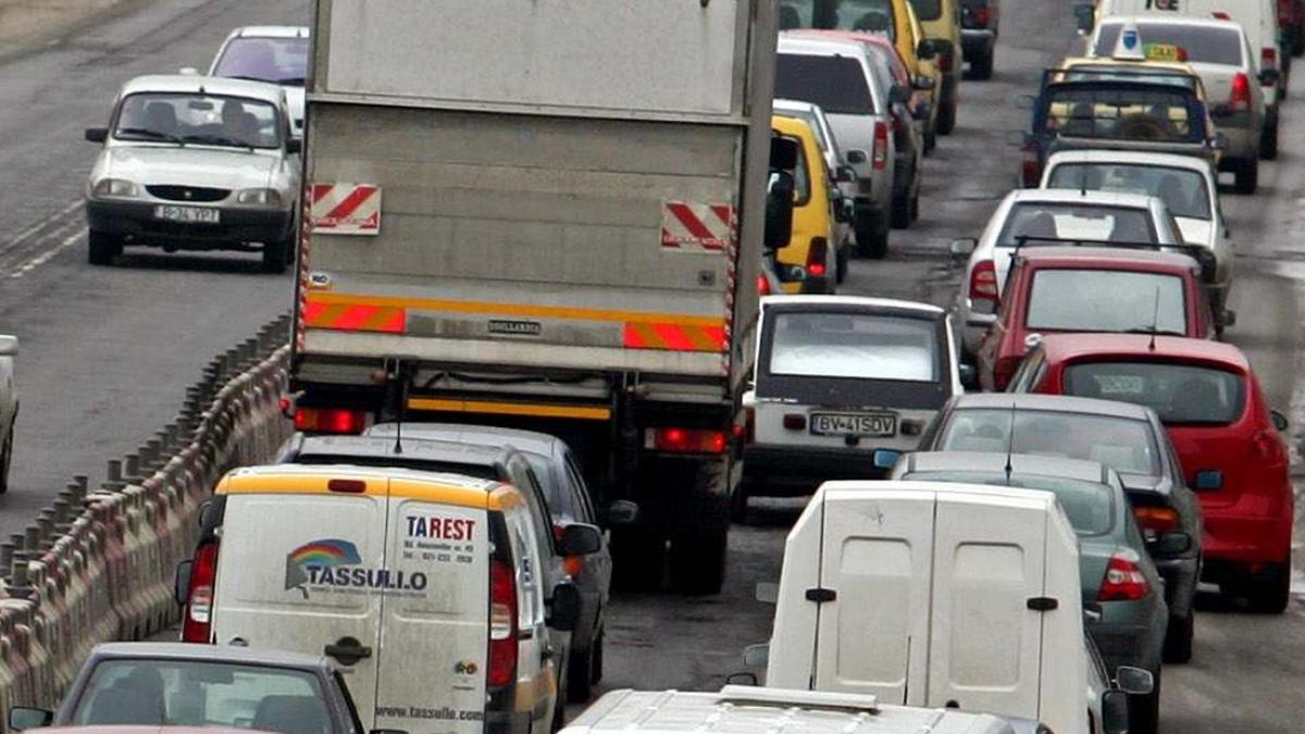 Blocaj pe Valea Prahovei, în zona staţiunilor. Se circulă în coloană în mai multe zone