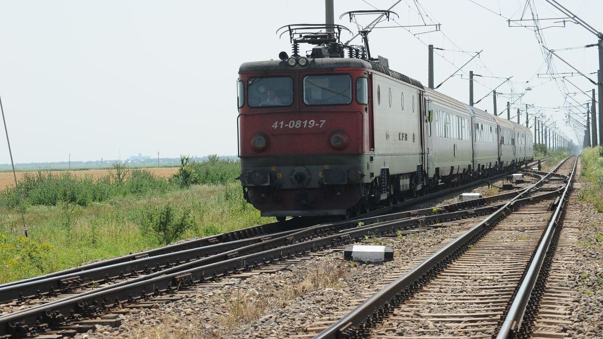 UPDATE S-a reluat circulația trenurilor pe Valea Prahovei. 13 garnituri au întârzieri de sute de minute