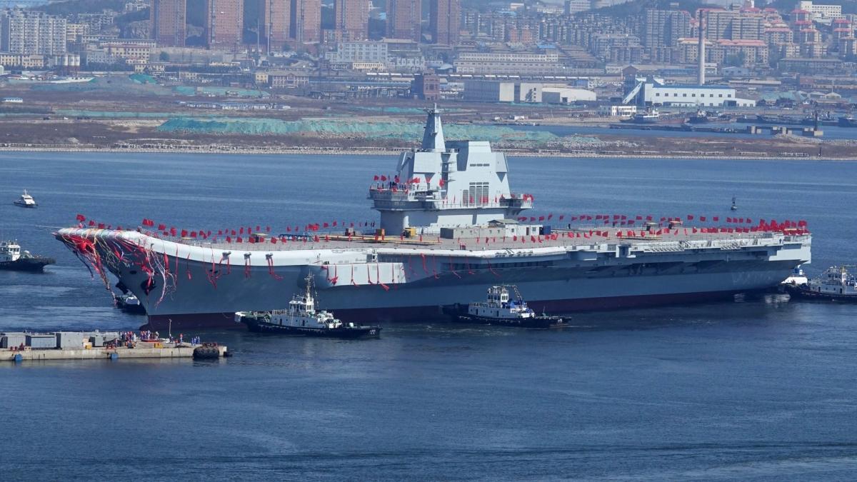 Un submarin rusesc a lovit o navă de război a Marinei Regale în Atlanticul de Nord