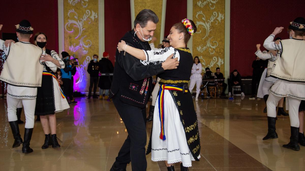 Larisa, Edy, Theo Rose, Liviu, Andrei și Tania Popa la  Poftiţi pe la noi: Poftiţi prin ţară!