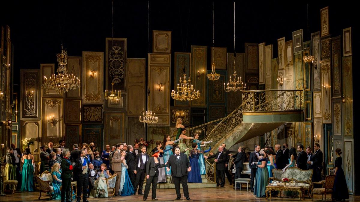 „La Traviata”, povestea celei mai celebre curtezane a Parisului,  pe scena Operei Naționale București