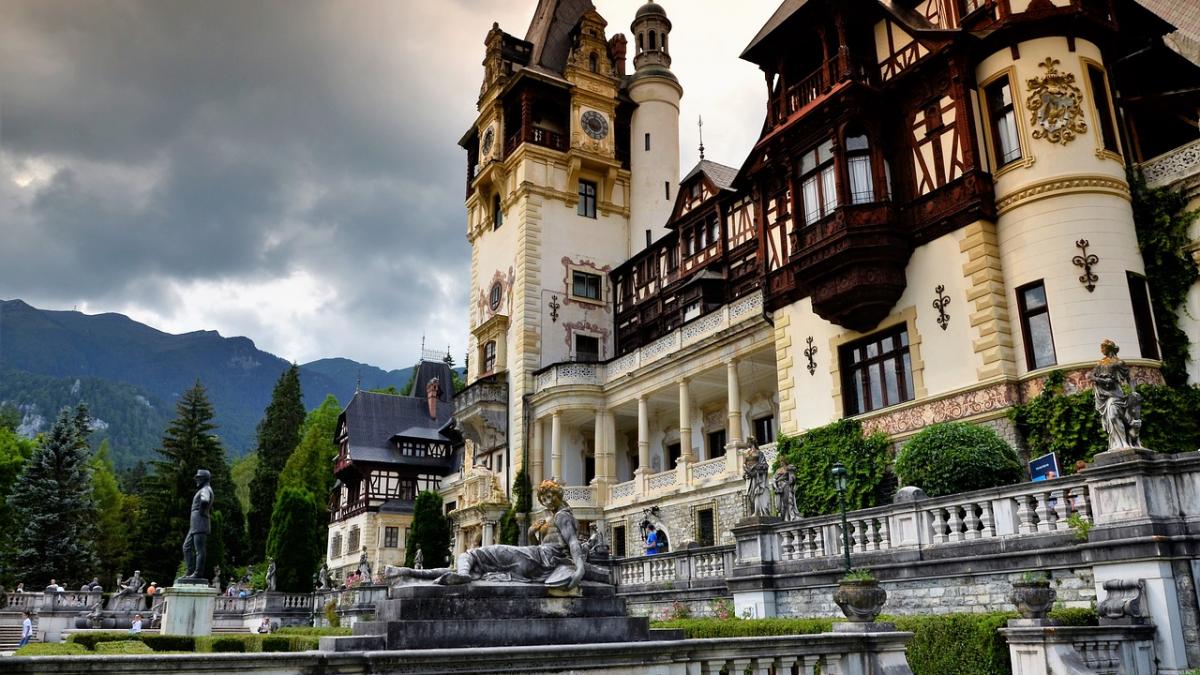 Șocul scumpirilor a ajuns și la case mari. Castelul Peleș a primit factura la gaze. Cât costă să încalzești 162 de camere