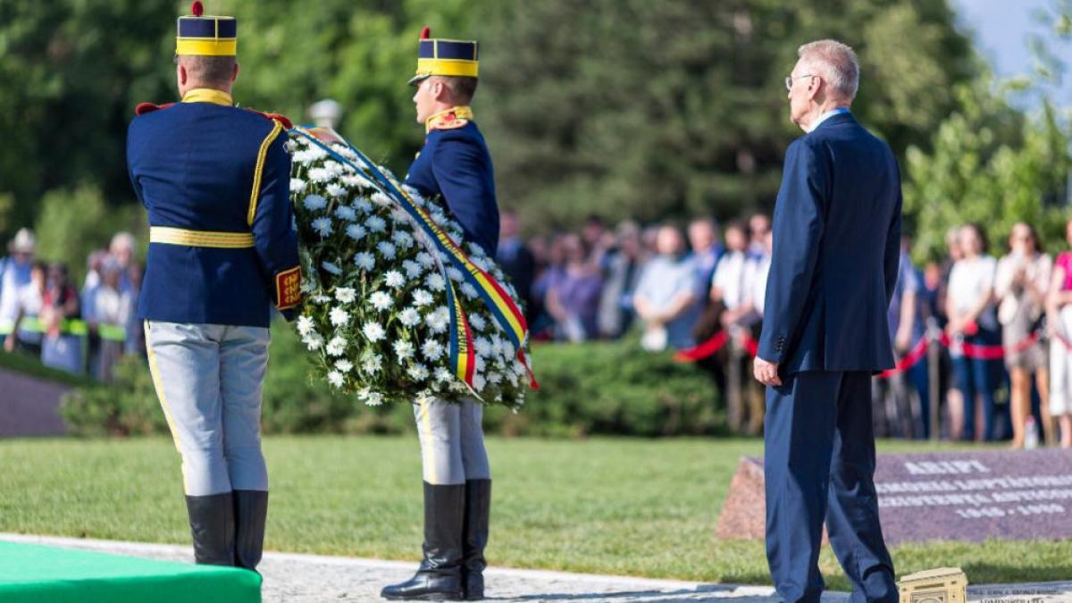 Președintele Emil Constantinescu aduce un omagiu preotului Sorin Grecu, inițiatorul îndepărtării simbolurilor comuniste din locurile publice în martie 1990
