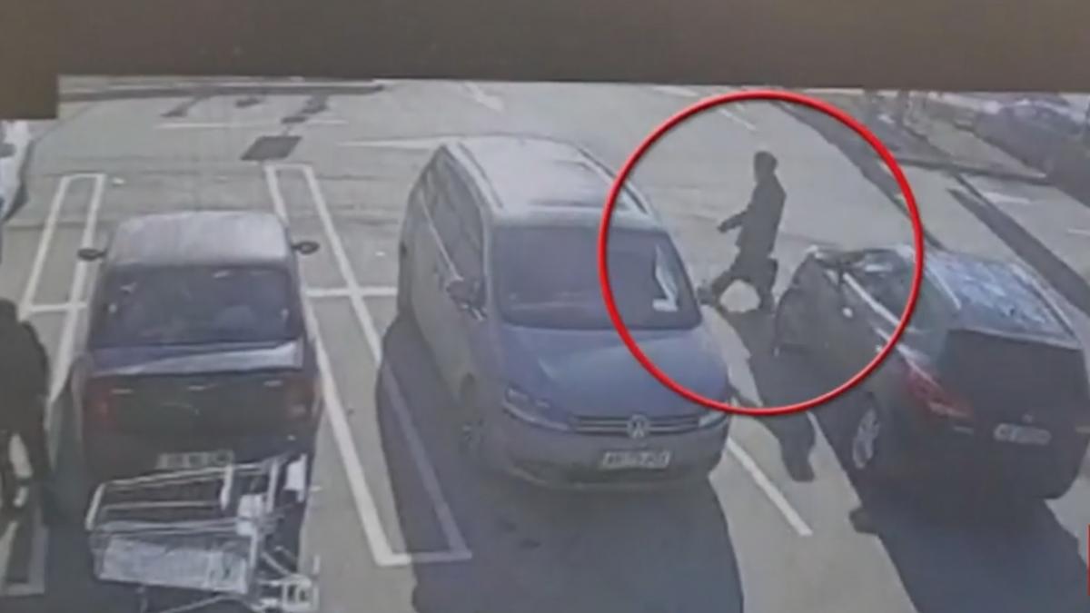 Un bărbat de 81 de ani a fost călcat de o mașină în parcarea unui supermarket din Alba Iulia