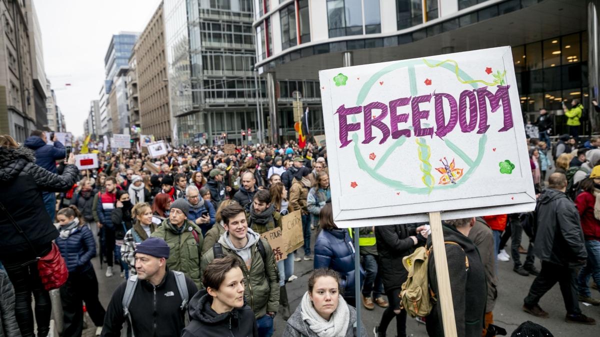 Imagini cu protestele masive din Bruxelles faţă de restricţiile antiepidemice. Au participat şi cetăţeni români