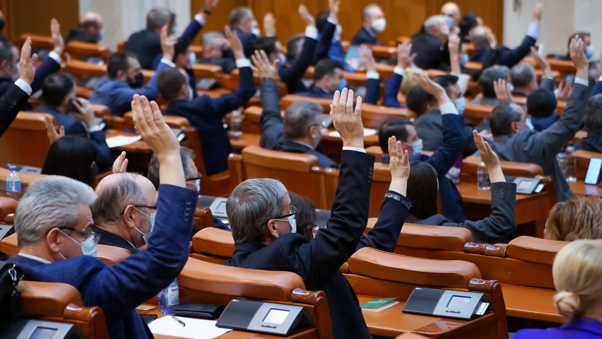Ce face România când nu știe ce să facă. Două comisii anchetează scumpirile la energie
