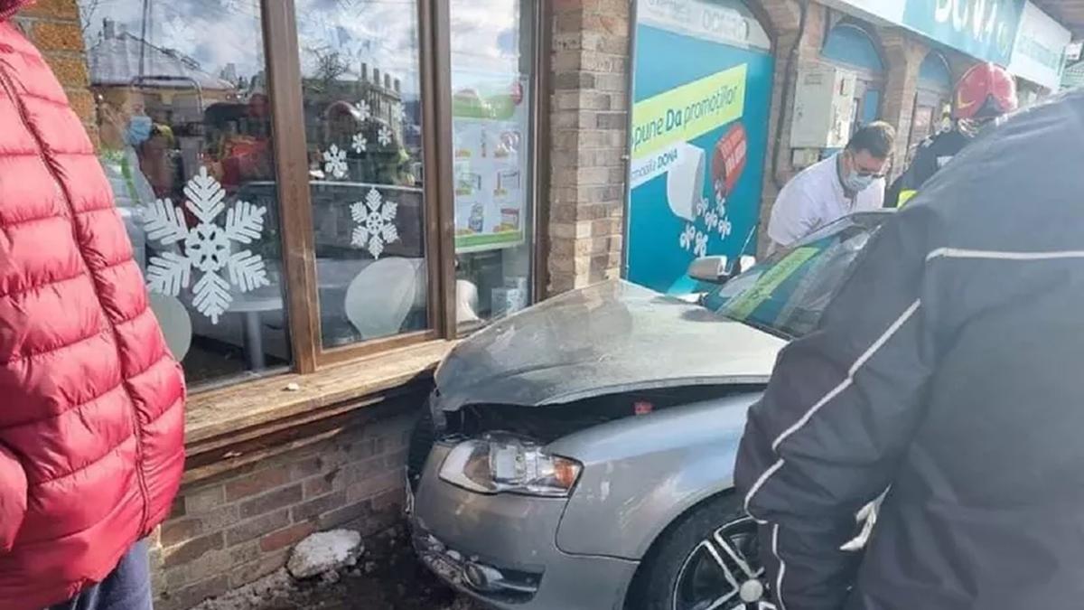 Accident CUMPLIT la Petroșani. O fetiță de 6 ani a fost lovită de o mașină pe trotuar. Șoferul a murit