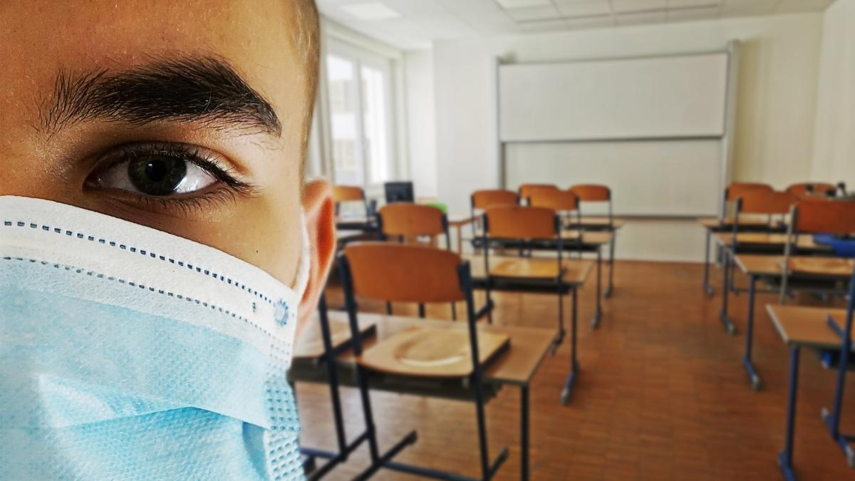 Numărul elevilor cu COVID s-a dublat într-o săptămână. Guvernul vrea mai mulți