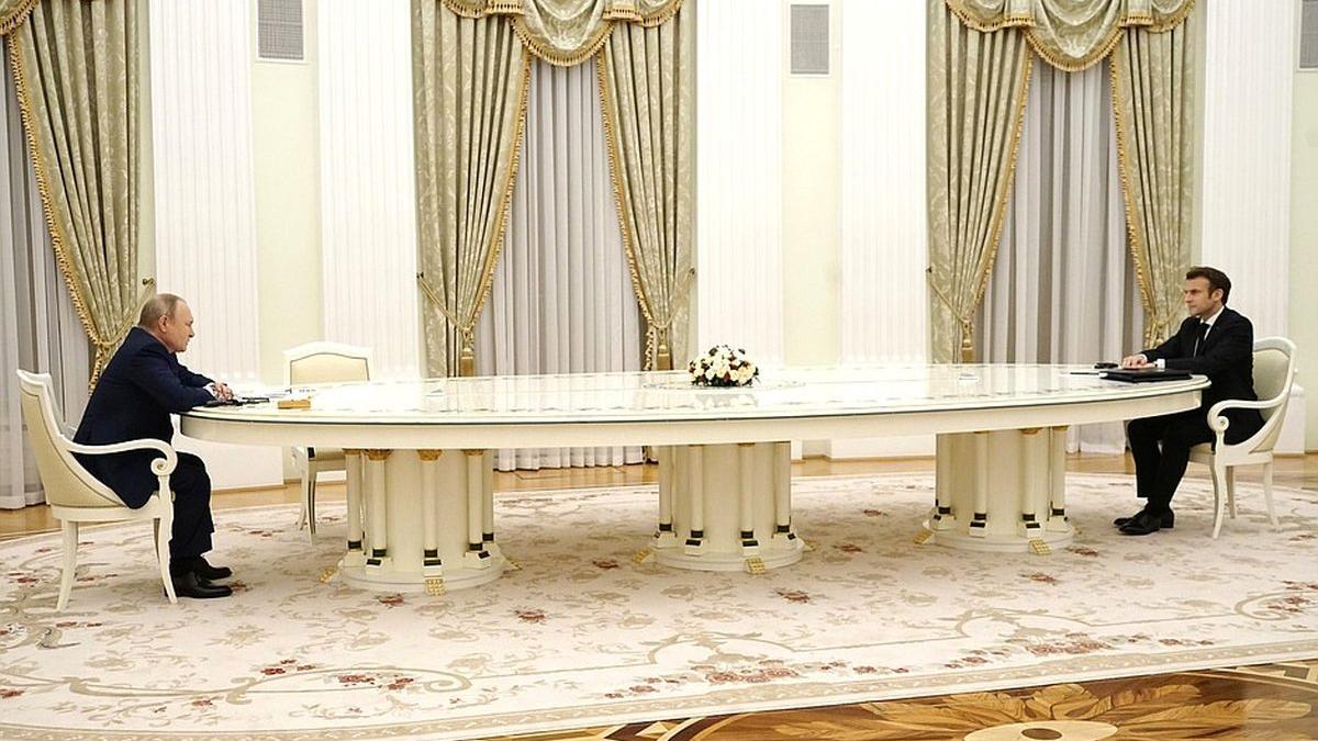Discuții Macron - Putin. Preşedintele Franţei: Cine crede în Europa trebuie să învețe să colaboreze cu Rusia