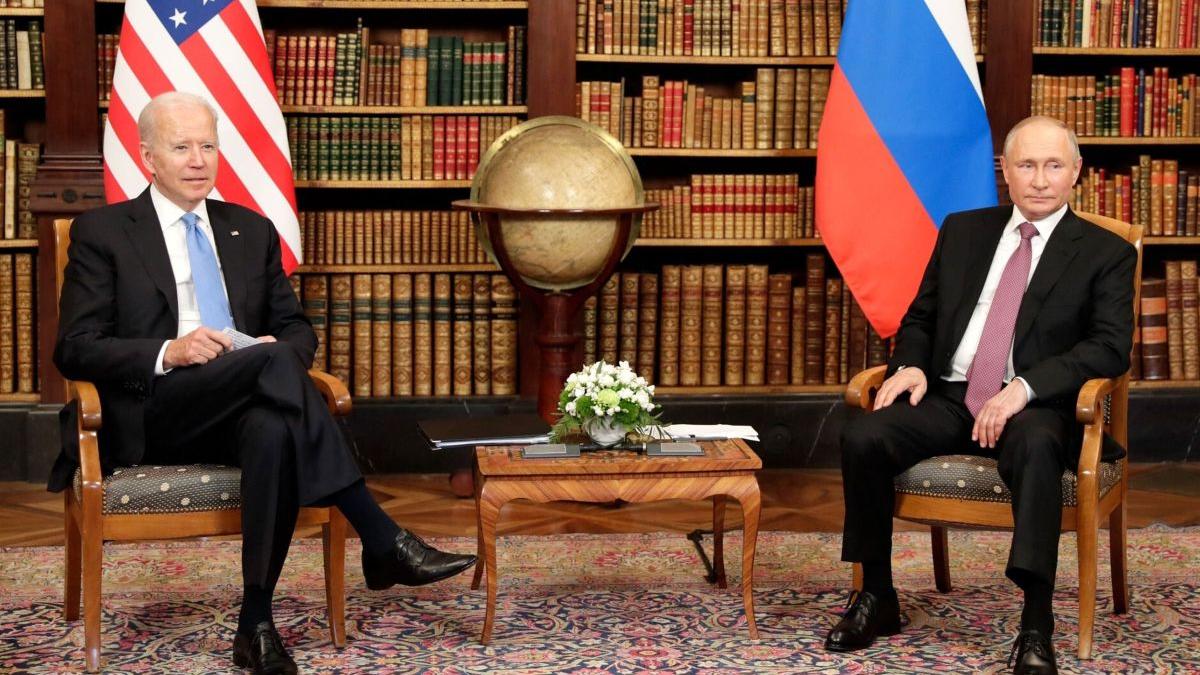 Biden și Putin au încheiat convorbirea telefonică. Președintele SUA l-a avertizat pe șeful de la Kremlin cu sancţiuni masive, a cerut reducerea presiunilor asupra Ucrainei