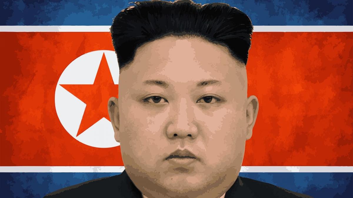 Aer de vedetă: Kim Jong-un, cu ochelari de soare şi jachetă militară