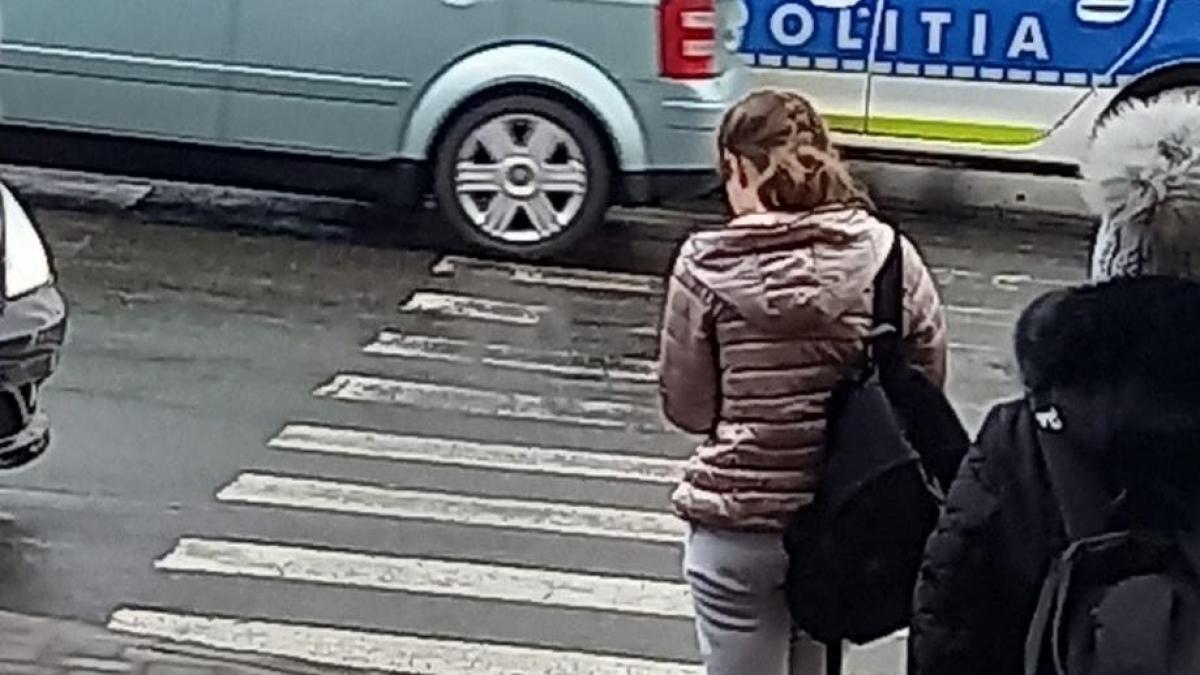 accident la bacau o adolescenta a fost lovita pe trecerea de pietoni de o masina a politiei