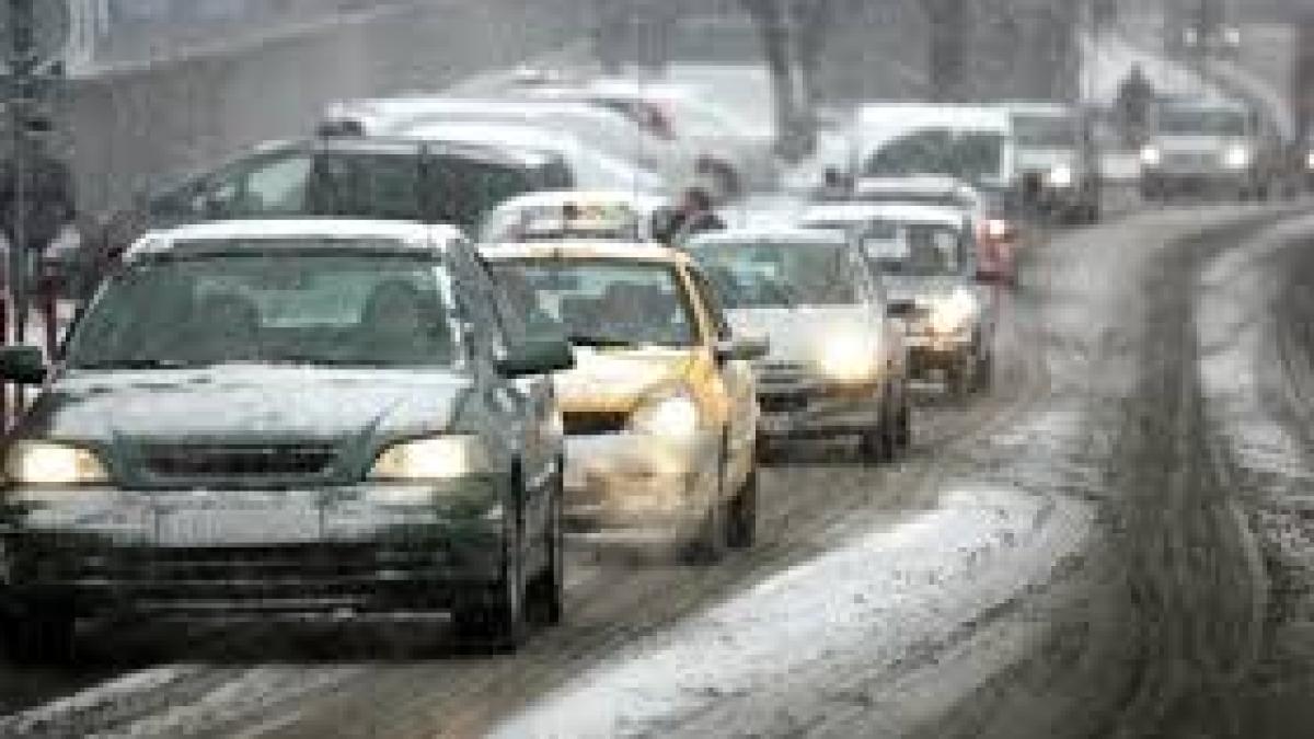 Infotrafic: Ninge pe DN 1 pe tronsonul Bușteni – Predeal. Zăpadă pe DN 7A și DN 67C