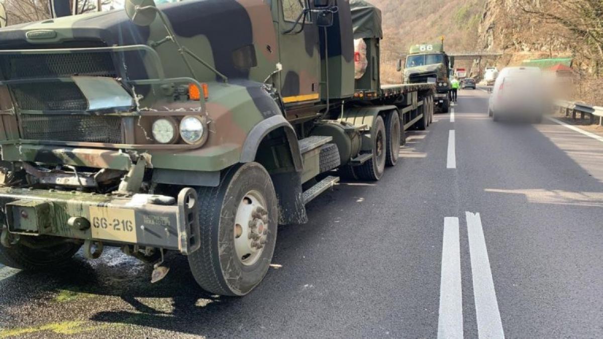 Accident al unui convoi NATO pe Valea Oltului. Mai multe autovehicule militare sunt avariate